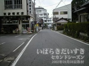 【バス停筑波神社前周辺】ここバス停筑波山神社前から男体山の車道を自転車で降りて行きます。