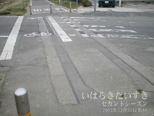 筑波鉄道の線路跡<br>真壁駅を出てしばらく進むと、線路を埋めたような交差点があります。