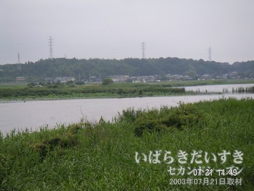 恋瀬川が霞ヶ浦に合流する<br>しばらく歩いていくと、恋瀬川が霞ヶ浦に広がっていきます。