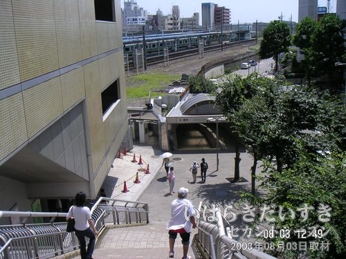階段を下り、東口側への地下通路へ<br>取手駅は改札を抜けてしまうと駅構内では東口に抜けられませんので、地下通路を利用。