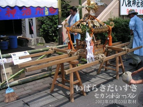取手八坂神社祇園祭の神輿<br>大きさは小ぶりな神輿ですが、作り込みのあり、歴史を感じさせてくれます。