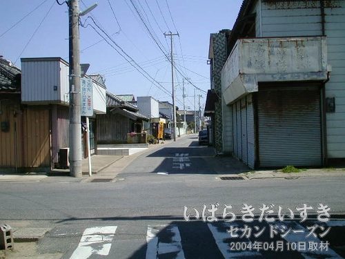 波崎の町並み<br>国道から一本裏の道に入ると、シャッターな店舗が並んでいます。