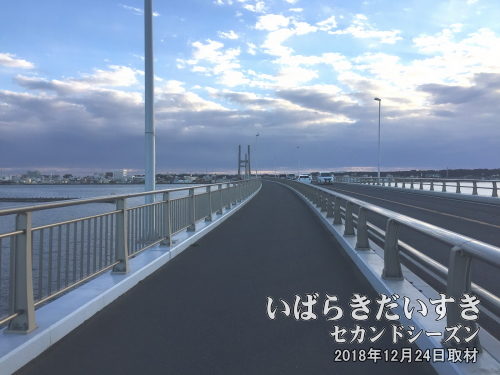 新しい銚子大橋<br>神栖市（旧 波崎町）方面から千葉県銚子方面に進む。
