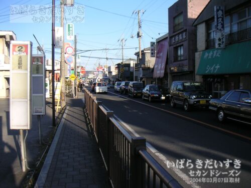 常北太田駅前の道路、踏切（2004年）