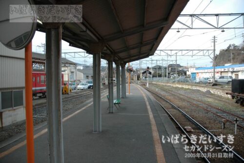 久慈浜駅 島式ホーム 大甕・鮎川駅方面を望む。