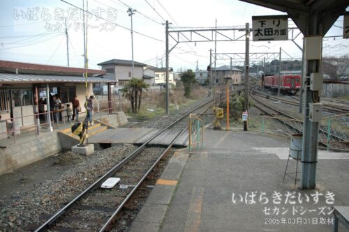 久慈川駅 ホームから横断歩道、駅舎を望む。