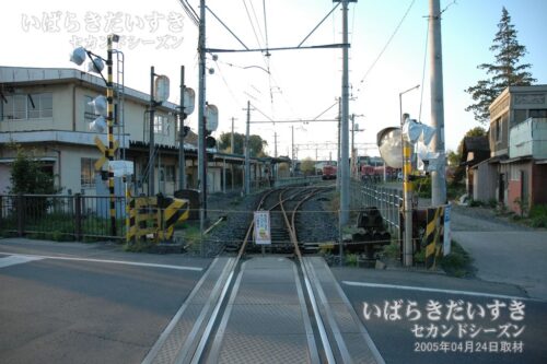 防護柵で塞がれた踏切。常北太田駅方面。