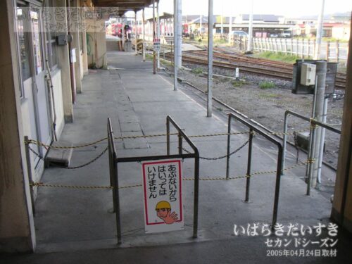 クローズされた、常北太田駅の改札。