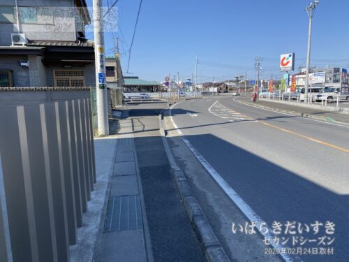 国道293号上にあった線路跡を、大甕方面から常陸太田駅方面に望む。