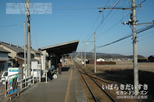 日立電鉄線 小沢駅 片面ホーム 大甕駅方面を望む。（2005年撮影）