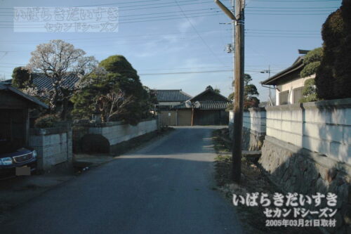 小沢駅から集落へ抜ける道。（2005年撮影）