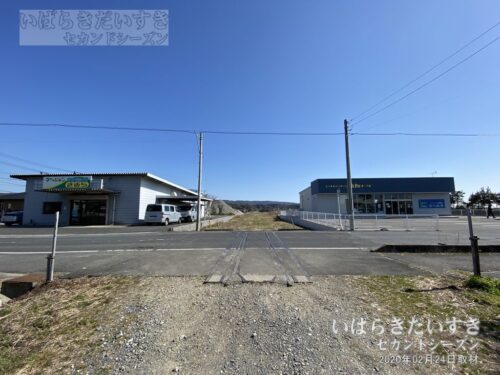小沢町集落近くの道路にのこる、日立電鉄線の線路跡。（2020年撮影）