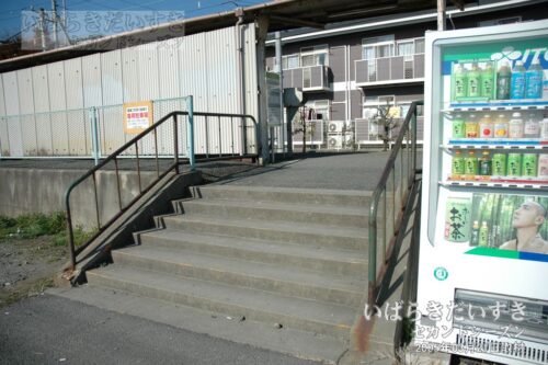 茂宮駅 駅ホームに入るための階段（2005年撮影）