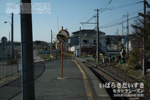 茂宮駅ホームから常北太田駅方面を望む。（2005年撮影）