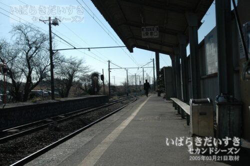 大橋駅下りホームから、常北太田駅方面を望む。（2005年撮影）