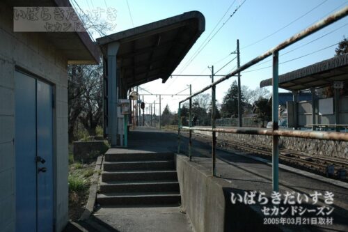 踏切を渡り、上り常北太田駅行きホームを望む。（2005年撮影）
