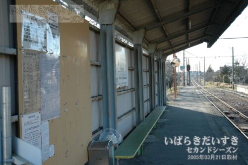 大橋駅ホームとベンチ。（2005年撮影）