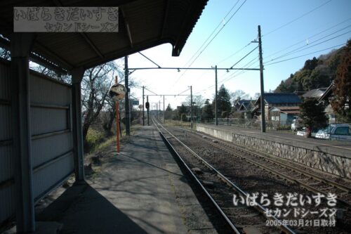 ホームから常北太田駅方面を望む。（2005年撮影）