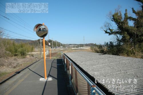 川中子駅ホームから大甕駅方面を望む。（2005年撮影）