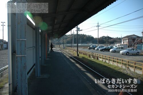 日立電鉄線 川中子駅 片面ホーム 常北太田駅方面を望む。（2005年撮影）