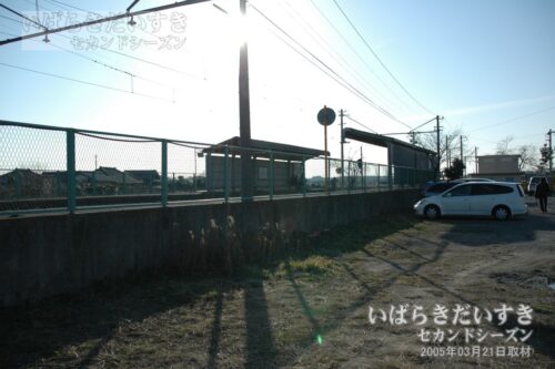 常陸岡田駅駅前から常北太田駅方向を望む。（2005年撮影）