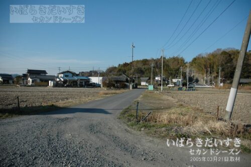 常陸岡田駅跡地から国道を望む。（2005年撮影）