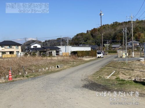 常陸岡田駅跡地から国道を望む。（2020年撮影）