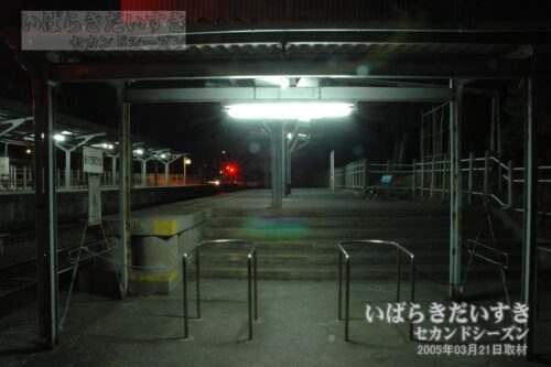 鮎川駅行きホームと階段（2005年撮影）