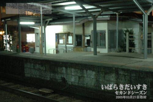 鮎川駅行きホームから桜川駅駅舎を望む〔ピンボケ〕（2005年撮影）