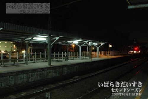 鮎川駅行きホームから対岸ホームを望む。（2005年撮影）