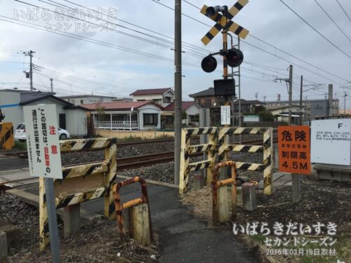 鮎川駅駅舎裏の常磐線の踏切。（2016年撮影）