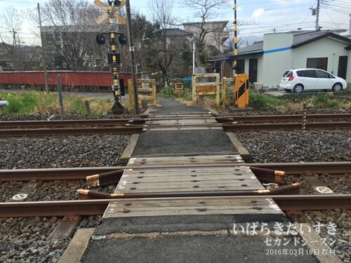 常磐線を横断するための「鮎川駅前踏切」。（2016年撮影）