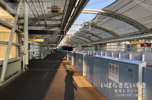 研究学園駅 駅ホームからつくば方面を望む（2019年撮影）