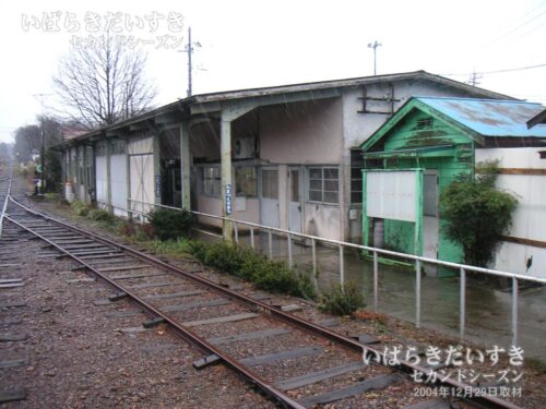 玉造町駅 構内踏切から玉造町駅の駅舎を望む（2004年撮影）