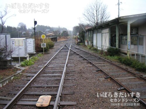 玉造町駅 構内踏切から鉾田方面を望む（2004年撮影）