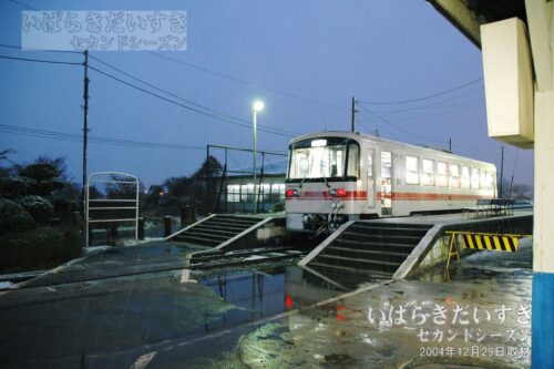 鉾田駅 降雪の駅ホームとKR-502（2004年撮影）