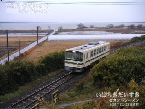 高台から鹿島鉄道鉾田線を見下ろす（2004年撮影）