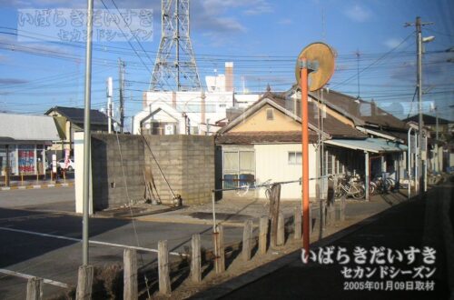 鉾田駅 駅ホームから見た駅舎（2005年撮影）