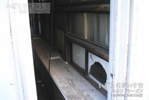 自販機小屋の裏手に切符売り場窓口跡（2005年撮影）