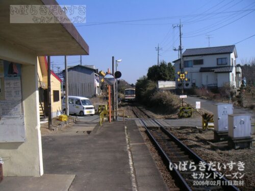 四箇村駅 駅ホーム 東方常陸小川方面 を望む（2006年撮影）
