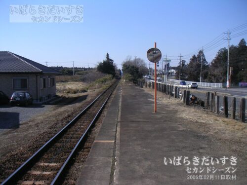 四箇村駅 駅ホーム 西方石岡方面 を望む（2006年撮影）