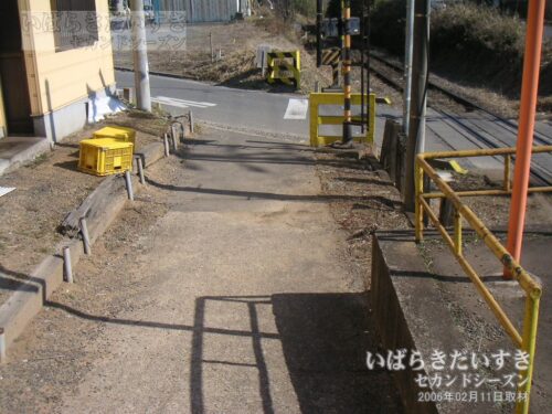 四箇村駅 ホーム出入口のスロープ（2006年撮影）