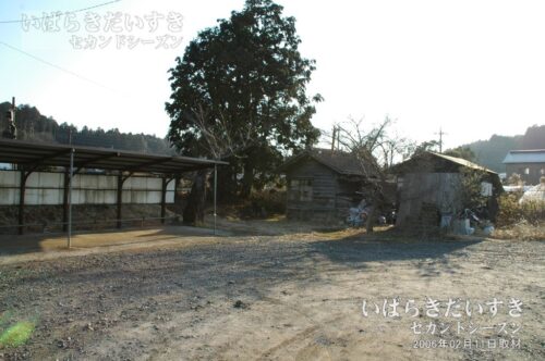 巴川駅 駐輪場右手の小屋。（2006年撮影）