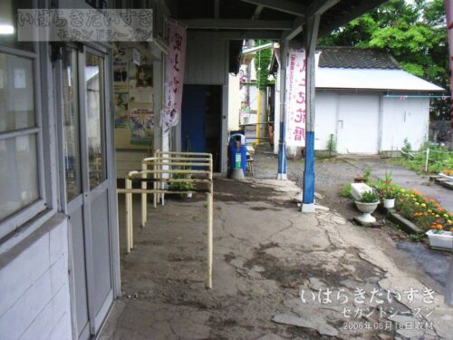 鉾田駅 駅舎側面から見た有人改札（2006年撮影）