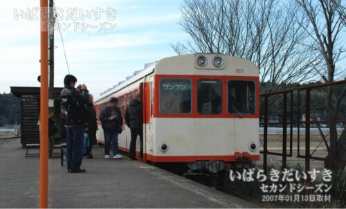 玉造町駅 駅ホームにて鉾田行き車両を望む（2007年撮影）