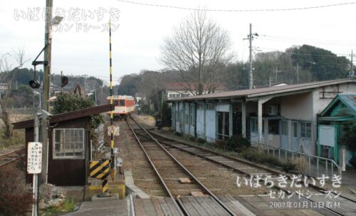 玉造町駅 島式ホームから鉾田行車両を望む（2007年撮影）