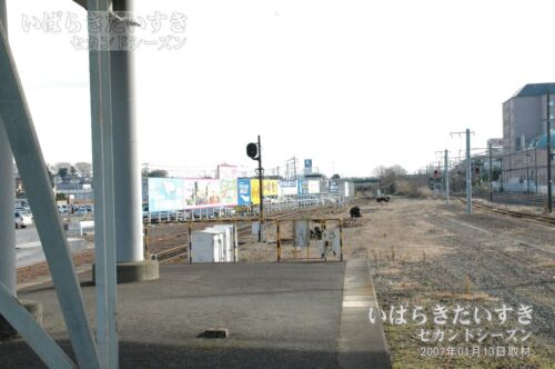 石岡駅ホームから進行方向の線路を望む（2007年撮影）