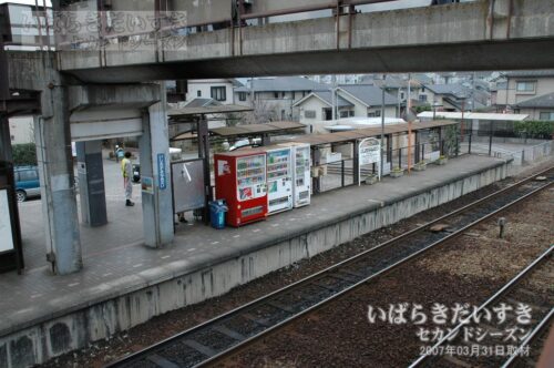 石岡南台駅 駅ホーム 上り石岡方面 （2007年撮影）