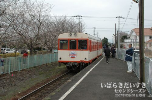 東田中駅 駅ホーム 西方石岡方面を望む（2007年撮影）