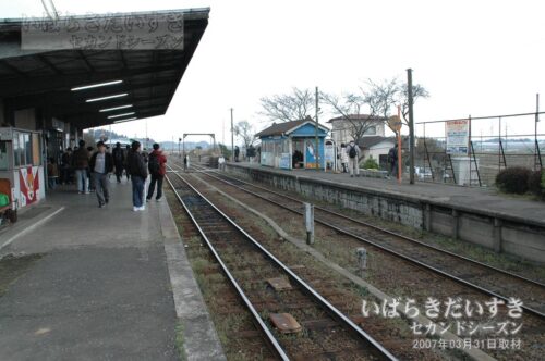 常陸小川駅 上りホーム 石岡方面行き を望む（2007年撮影）